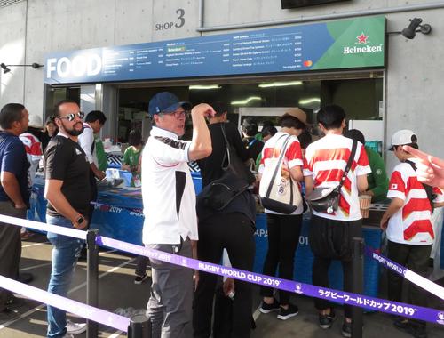 開幕戦の試合開始4時間前に売店で列を作る来場者