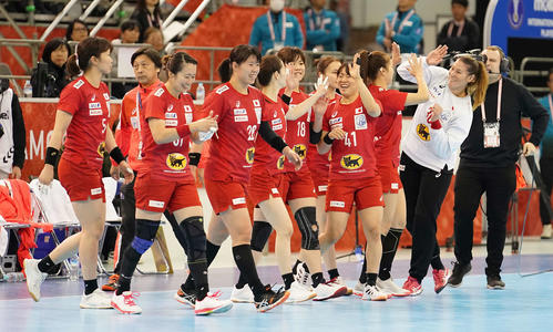 世界選手権でコンゴに勝ち喜ぶハンドボール女子日本代表（撮影・鈴木みどり）