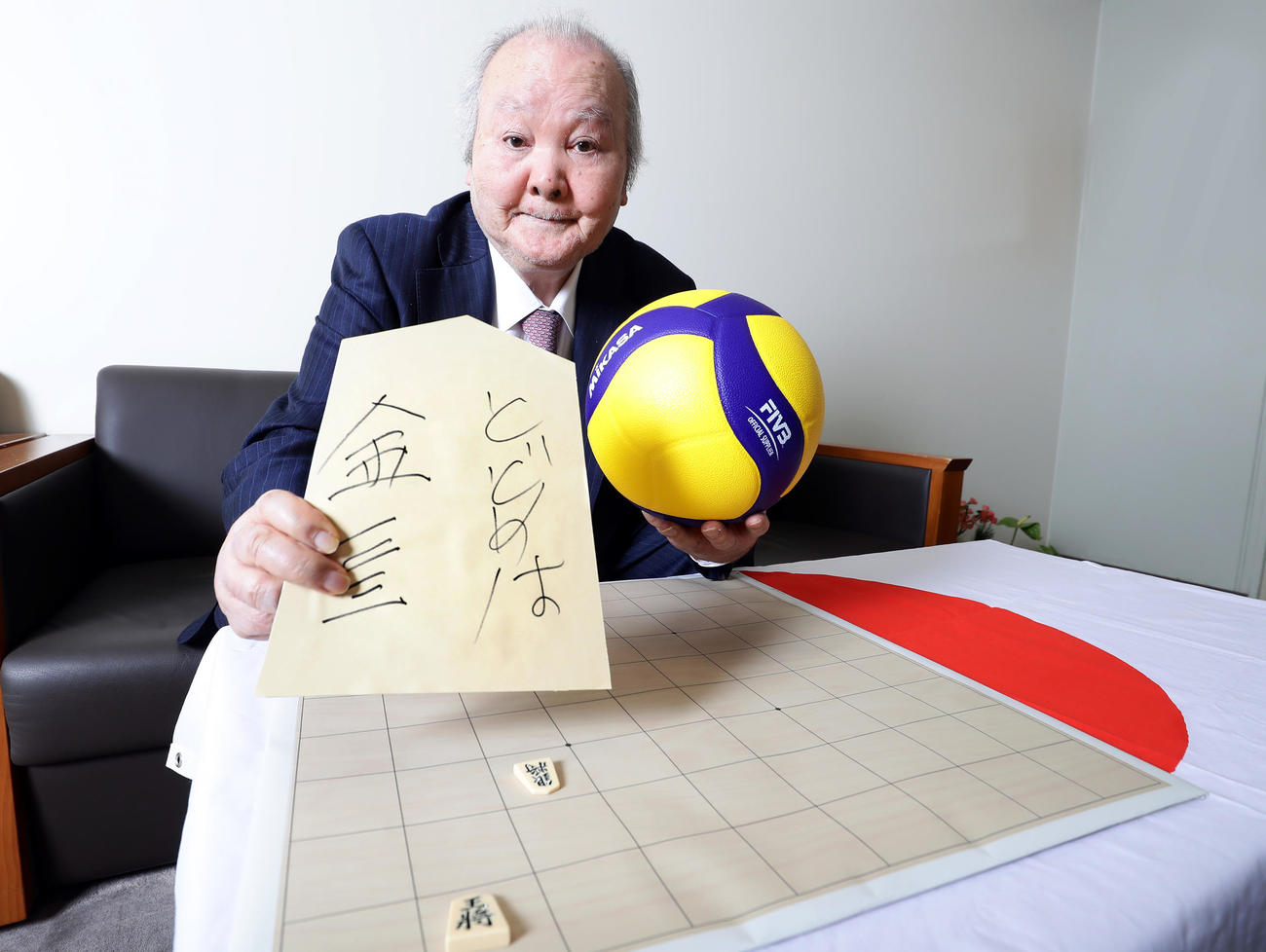 「（東京五輪にむけて）もっとバレーボールの勉強をしたい」と意気込む加藤一二三九段は、手作りの駒に「とどめは金」と記した（撮影・浅見桂子）