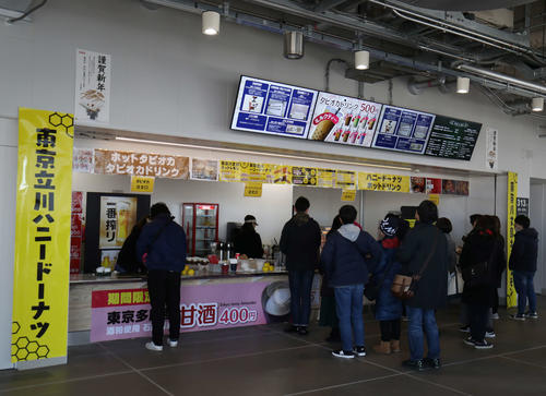 1日、サッカー天皇杯決勝で営業するコンコースの売店