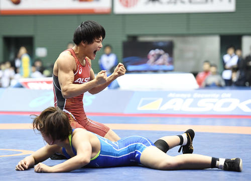 【写真2】18年12月、レスリング全日本選手権女子57キロ級、伊調（奥）は川井梨を下して優勝を決め、雄たけびを上げながらガッツポーズする