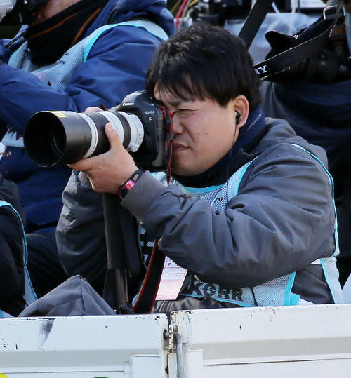 2日、箱根駅伝のトラック代表取材でキヤノンのカメラを構える河野カメラマン