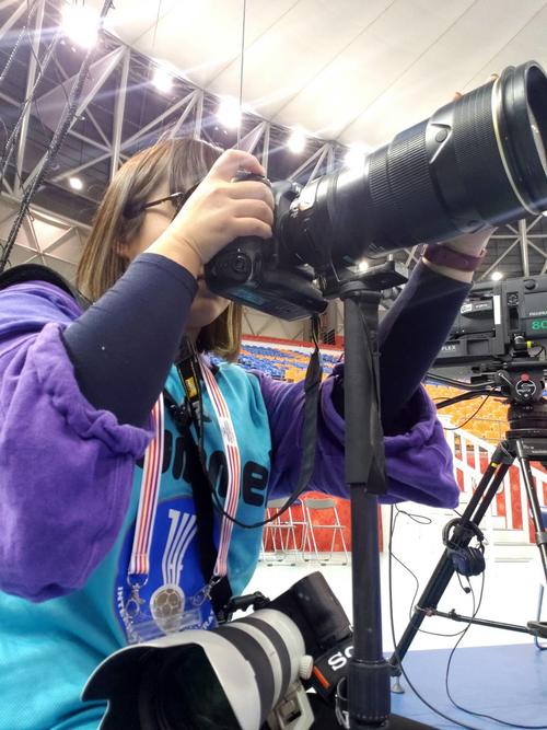 19年12月、ハンドボール女子世界選手権でニコンとソニーのカメラを使って撮影する鈴木みどりカメラマン