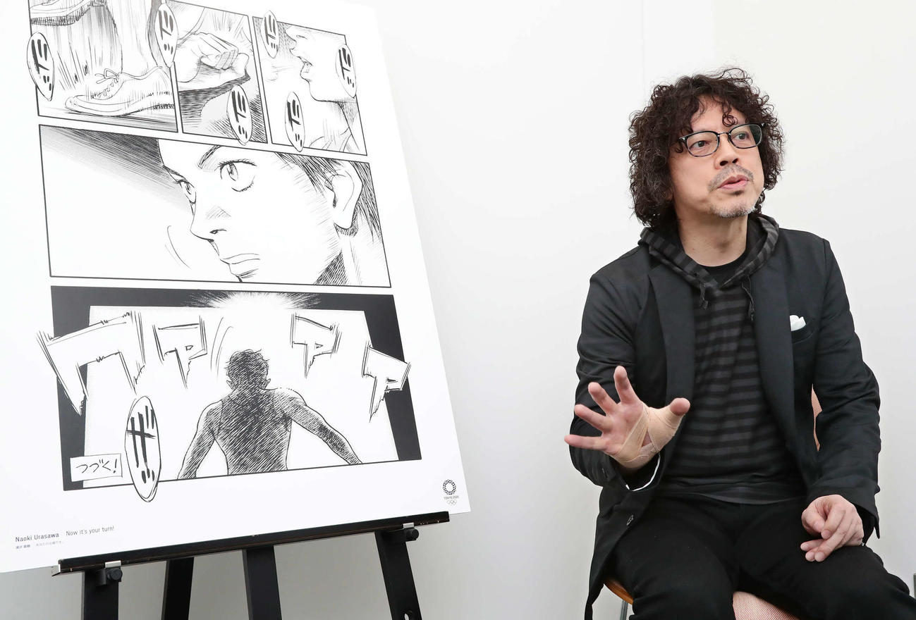 自身の作品の前でインタビューに答える漫画家の浦沢直樹氏（撮影・丹羽敏通）