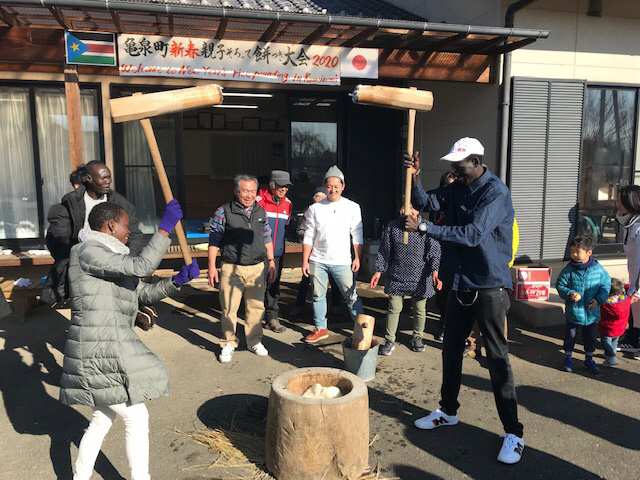 「亀泉町新春親子そろって餅つき大会2020」に参加し、餅つきを体験した選手たち（前橋市役所提供）