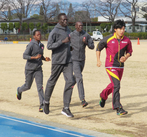 南スーダン選手団は短距離コーチを務める2019年日本選手権400メートル2位の小渕瑞樹（右）と練習（撮影・佐藤勝亮）