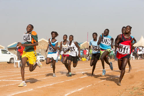 2019年1月25日～2月2日に首都ジュバで行われた「国民結束の日」全国スポーツ大会。土のトラックを駆け抜ける選手たち（JICA提供）