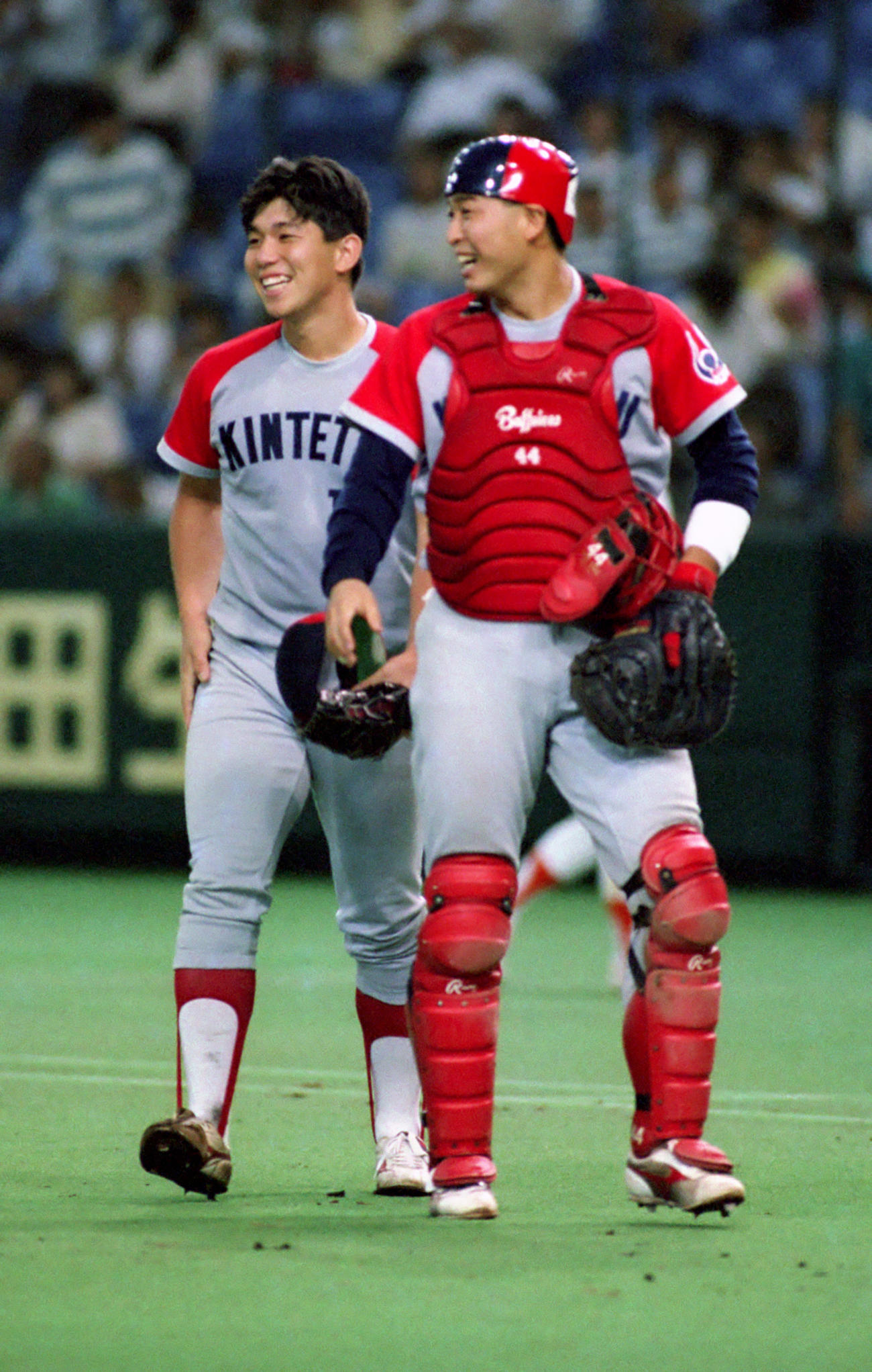 91年8月、日本ハム戦で近鉄野茂（左）と談笑する光山