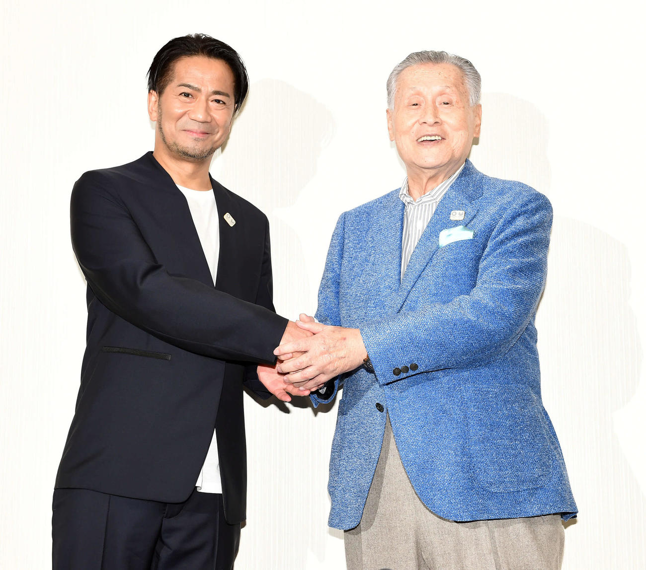 1月「聖火引継式文化パート」リハーサルを終え囲み会見に応じた2020年東京五輪・パラリンピック大会組織委員会の森喜朗会長（右）とEXILEのHIRO
