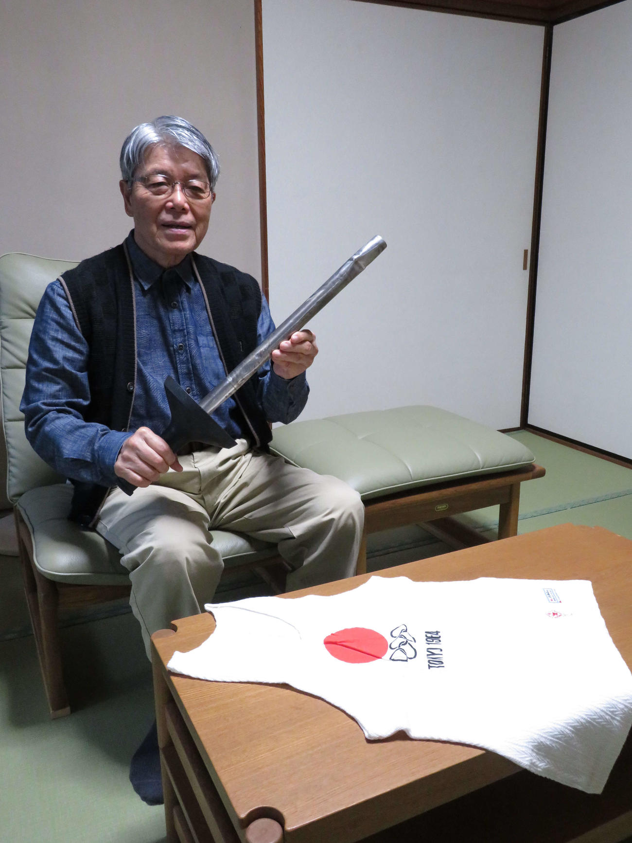 宮城勇さんは64年東京五輪聖火リレーで使用したトーチとランニングシャツを今も大切に保管（撮影・近藤由美子）