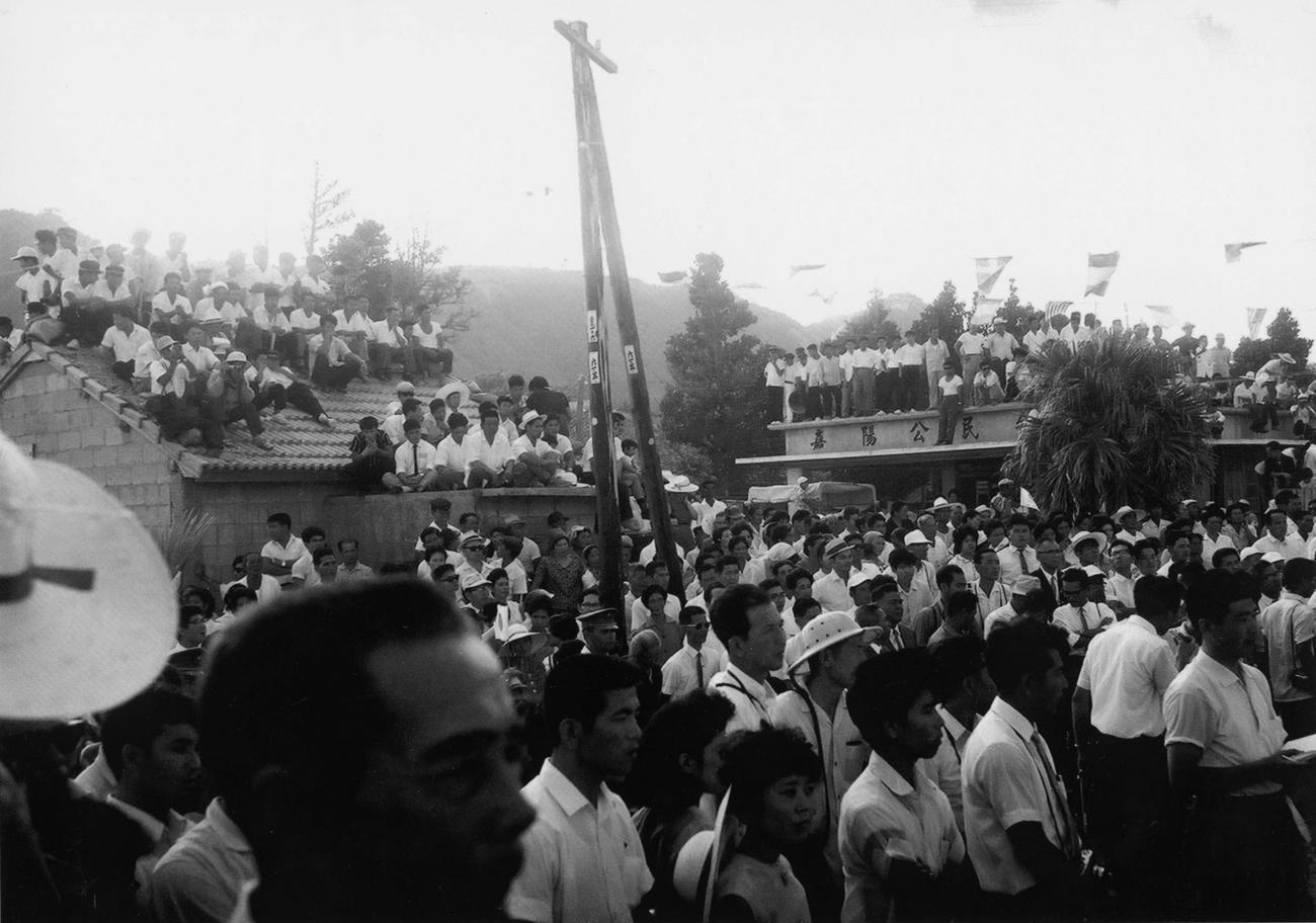 64年東京五輪聖火リレーで、聖火が到着した嘉陽地区には、350人弱の村落に3000人が詰めかけた（沖縄県名護市久志支部体育協会提供）
