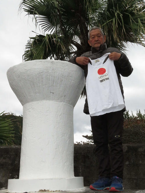 64年東京五輪聖火リレーで、沖縄県2日目の第1走者だった宮里操さん。出発した名護市の聖火台の前で(撮影・近藤由美子)