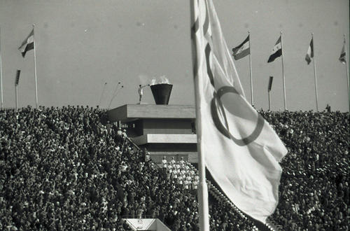 64年10月、東京五輪開会式で国立競技場の聖火台に点火する坂井義則さん