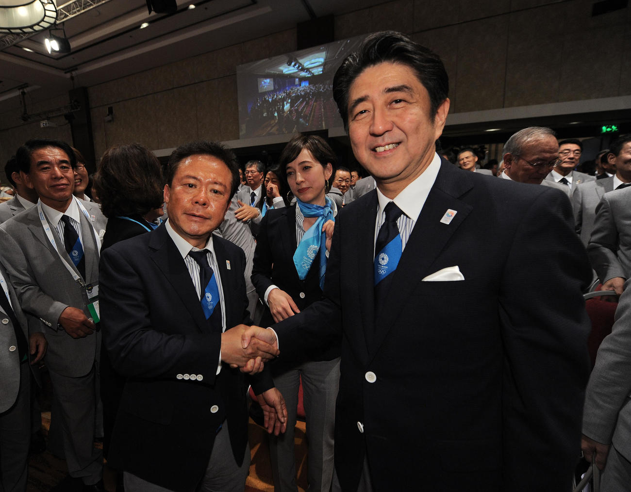 五輪開催地が東京に決まったことを受け、ガッチリ握手をかわす安倍首相と猪瀬知事（撮影・菅敏）
