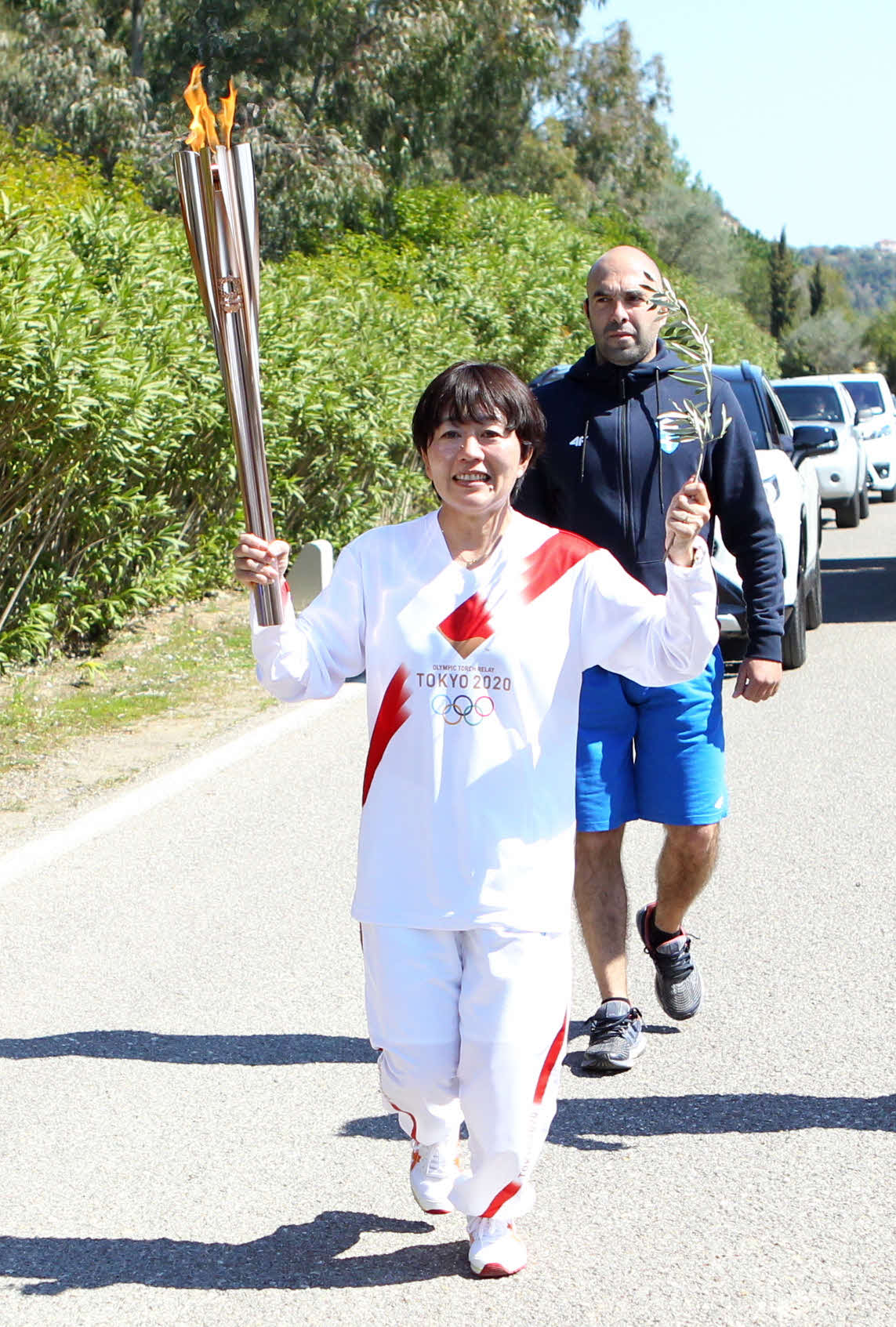 日本人第1走者として聖火リレーを走る野口みずきさん