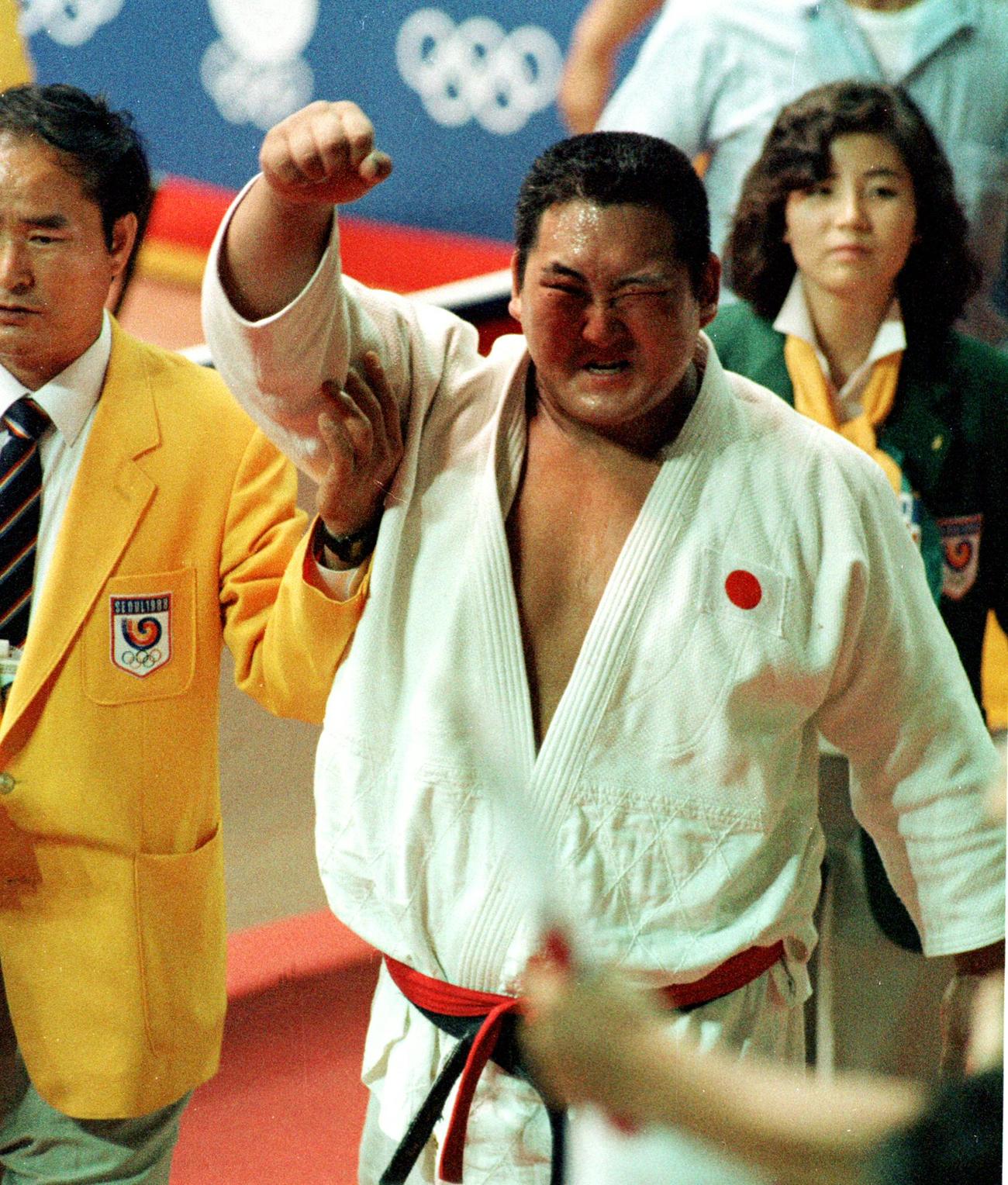 88年10月、ソウル五輪男子柔道95キロ超級で金メダルを獲得した斉藤仁はガッツポーズ