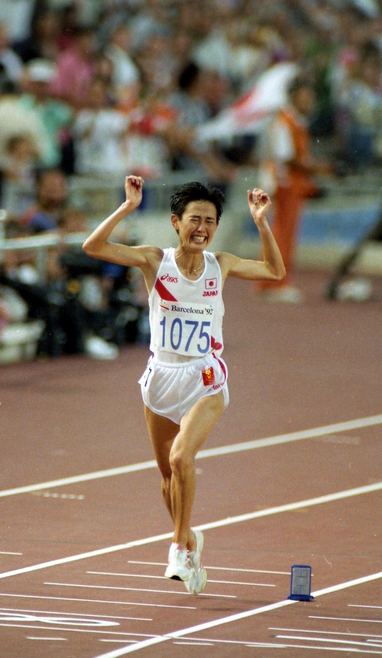 92年8月、バルセロナ五輪女子マラソンで2着でゴールする有森裕子