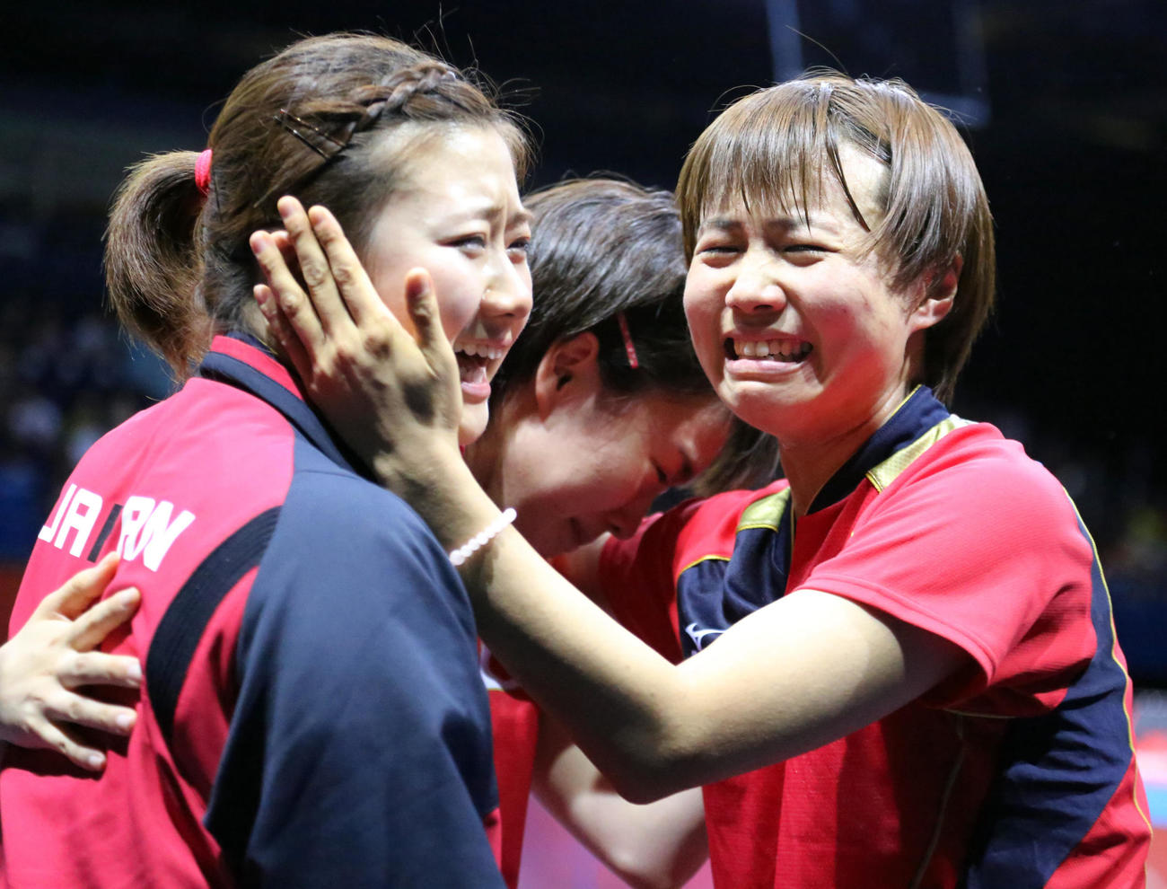 12年ロンドン五輪　決勝進出を決め、左から福原愛、石川佳純、平野早矢香は泣きながら歓喜の抱擁