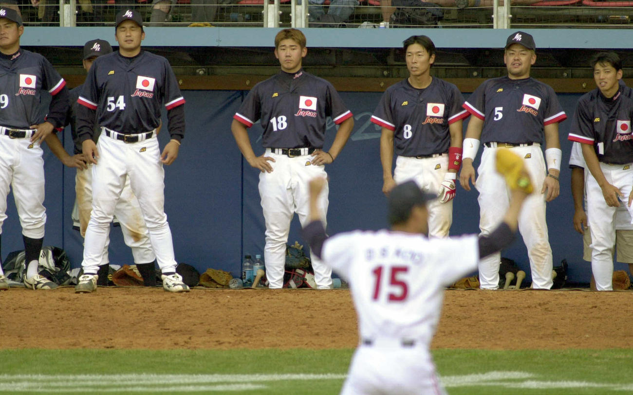 00年9月、シドニー五輪3位決定戦　韓国対日本　ガッツポーズをする具台晟（ク・デソン　下）をぼう然と見つめる日本ナイン。左から黒木知宏、松坂大輔、沖原佳典、中村紀洋、田口壮
