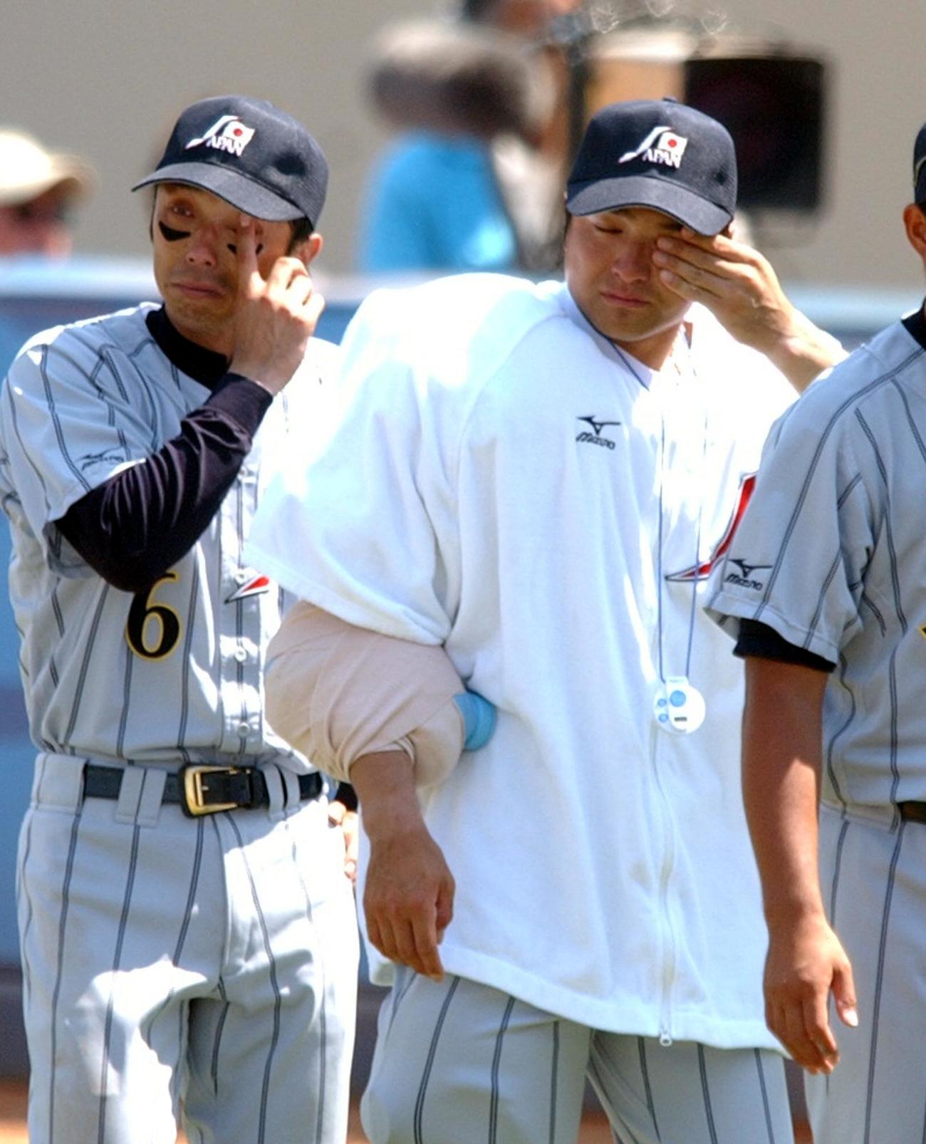 04年8月、アテネ五輪で3位に終わり、涙を流す高橋由伸（右）と宮本慎也