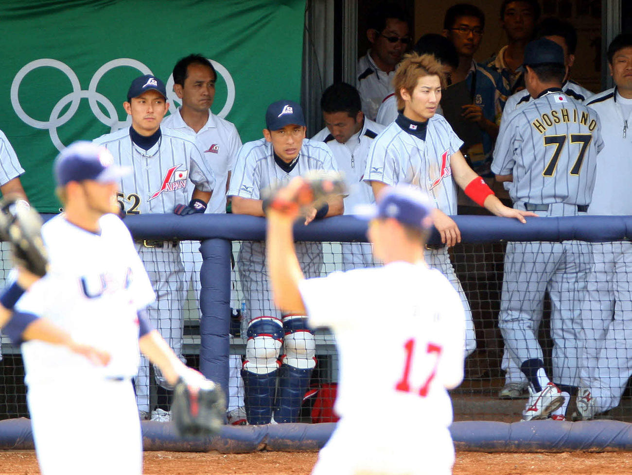 08年8月、北京五輪3位決定戦で米国に敗れ、足早にベンチ裏に引き揚げる星野仙一監督（右）。ベンチ内左から川崎宗則、矢野輝弘、西岡剛