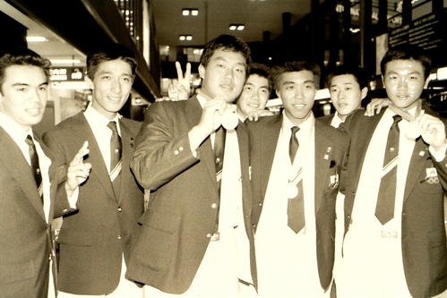 84年8月、ロサンゼルス五輪公開競技の野球で金メダルを獲得し空港で笑顔を見せる全日本チーム。左から和田豊、上田和明、広沢克実、秦真司ら