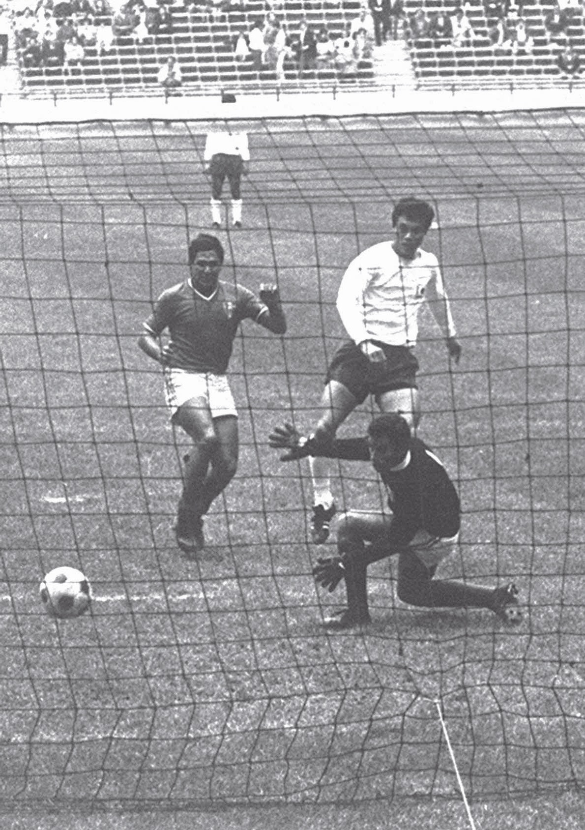 68年10月、メキシコ五輪サッカー3位決定戦のメキシコ戦で、先制点を挙げた釜本邦茂（共同）