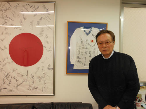五輪代表メンバーのサイン入りユニホームなどを前に思い出を語る釜本邦茂氏