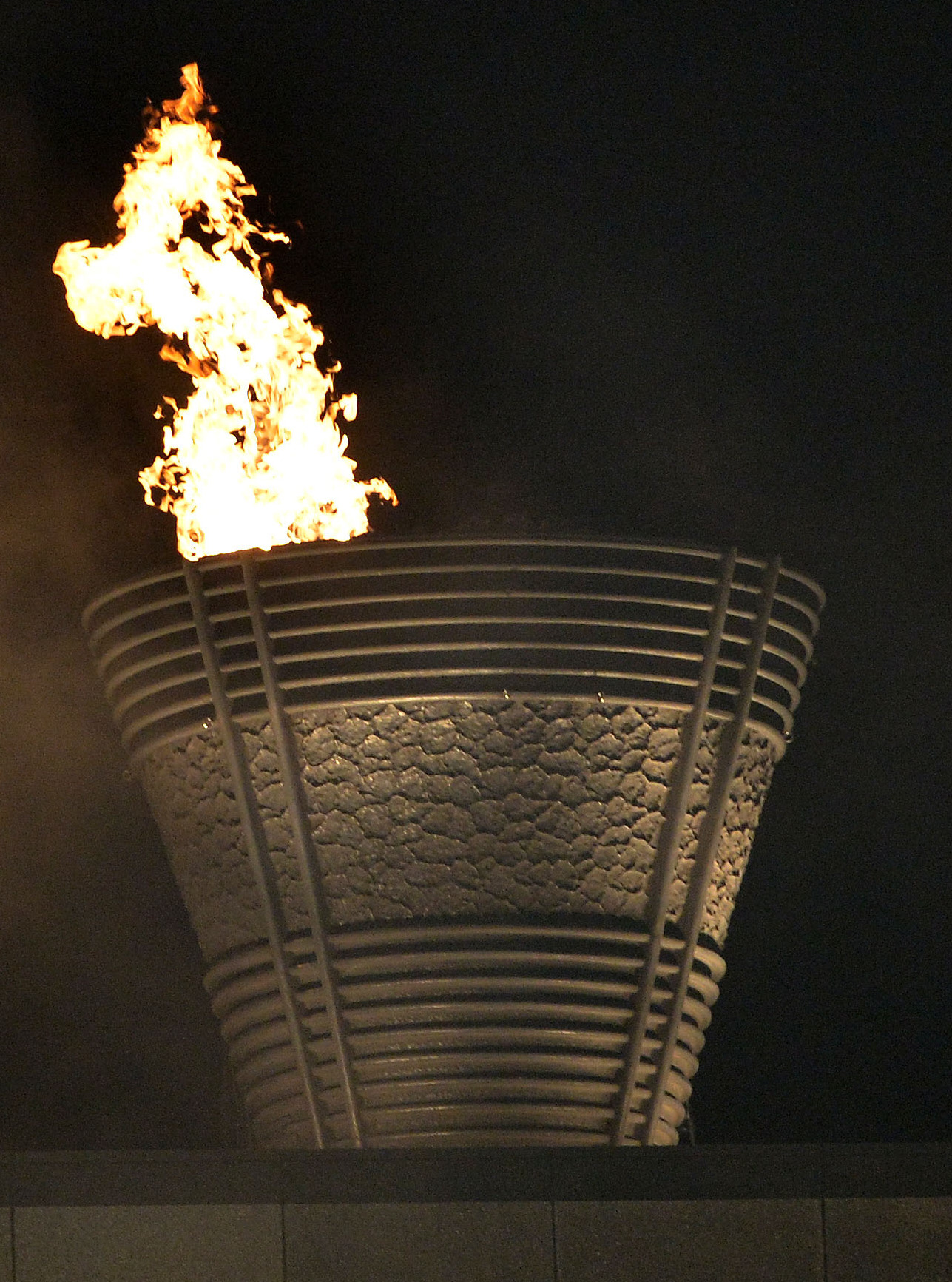 14年5月、旧国立競技場最後の炎をともす聖火台