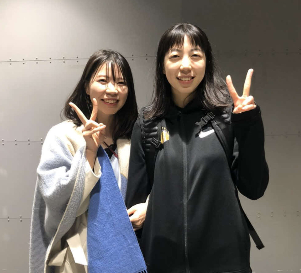 看護師の姉裕華子さん（左）と笑顔でツーショットに収まるバスケット女子の永田（本人提供）