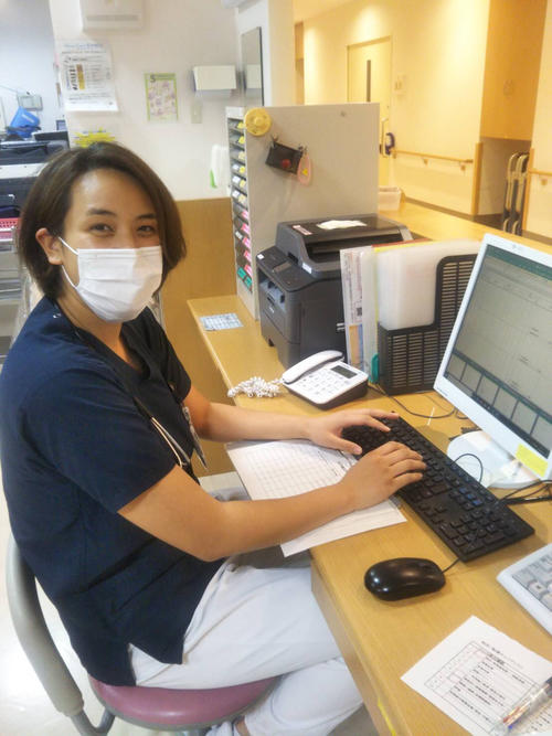 職場でマスク姿で働く津端ありさ（本人提供）