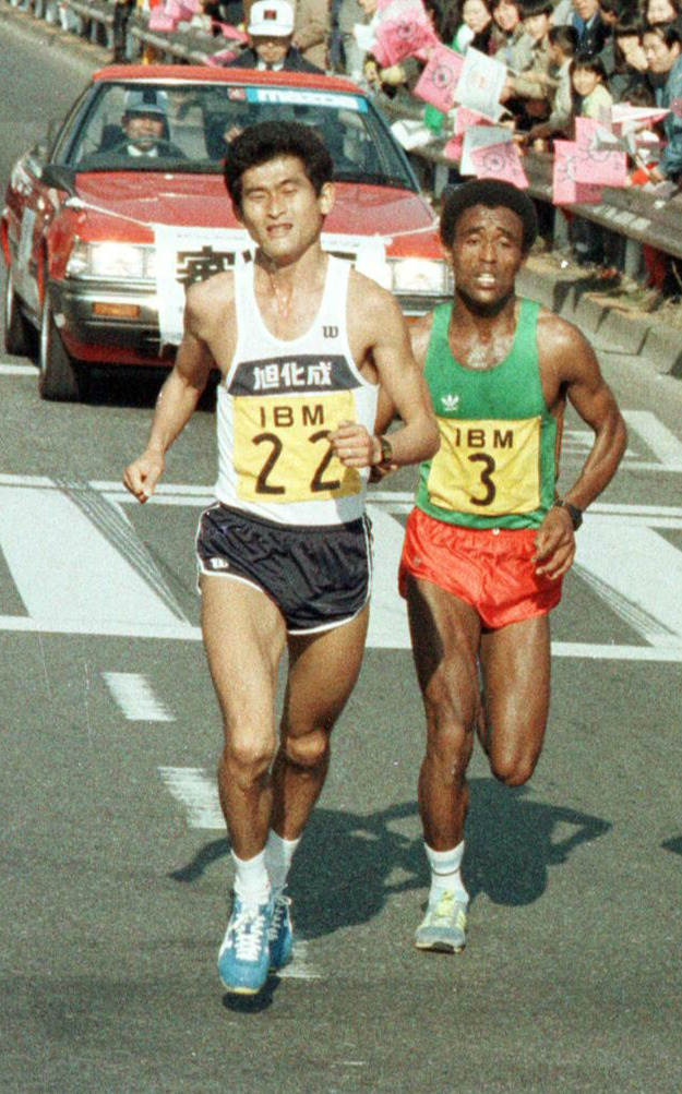 87年2月、東京国際マラソンでトップを争う谷口浩美（左）とメコネン