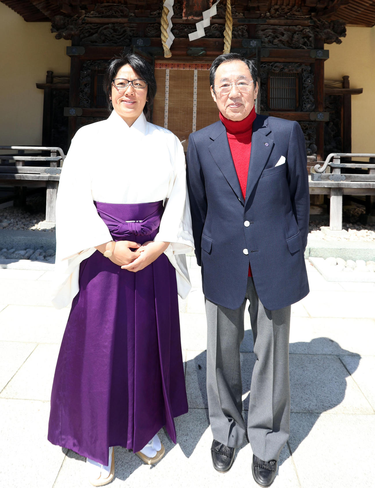 16年4月、実家の古峯神社の境内で、父敬士さん（右）とはかま姿で記念撮影する娘の石原奈央子さん