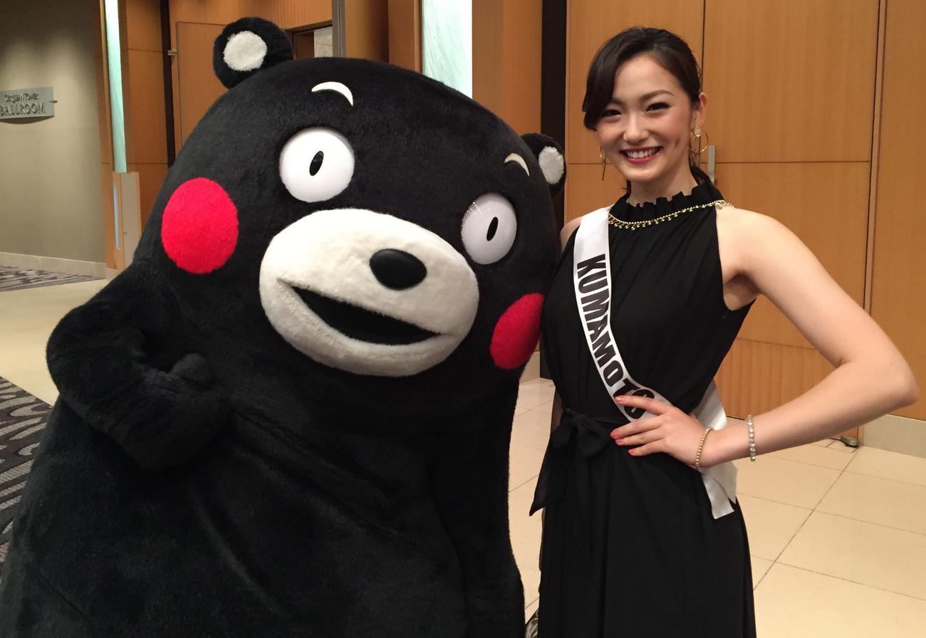 ミス・ユニバース熊本代表に選出され、くまモンと撮影する野口真未さん（本人提供）