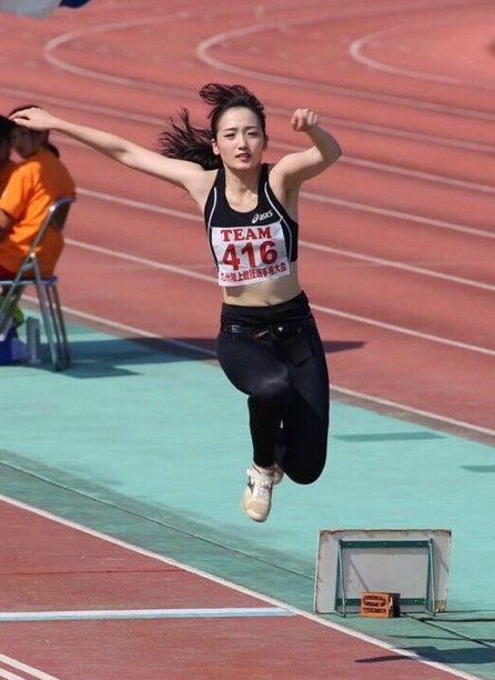 熊本大時代に3段跳びに取り組む野口真未さん（本人提供）