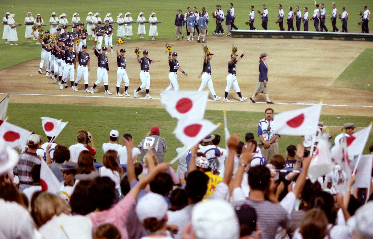 96年8月、アトランタ五輪野球で銀メダルの日本ナインはスタンドの声援に手を振って応えながら場内1周する