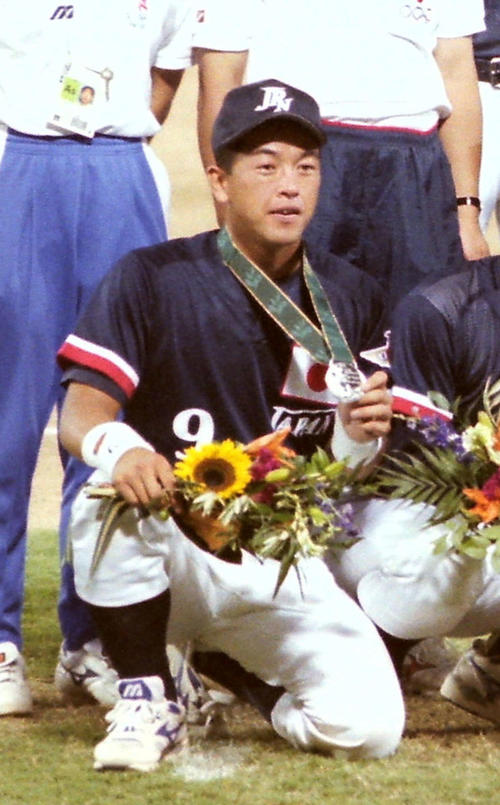 96年8月、銀メダルを胸に記念撮影する大久保