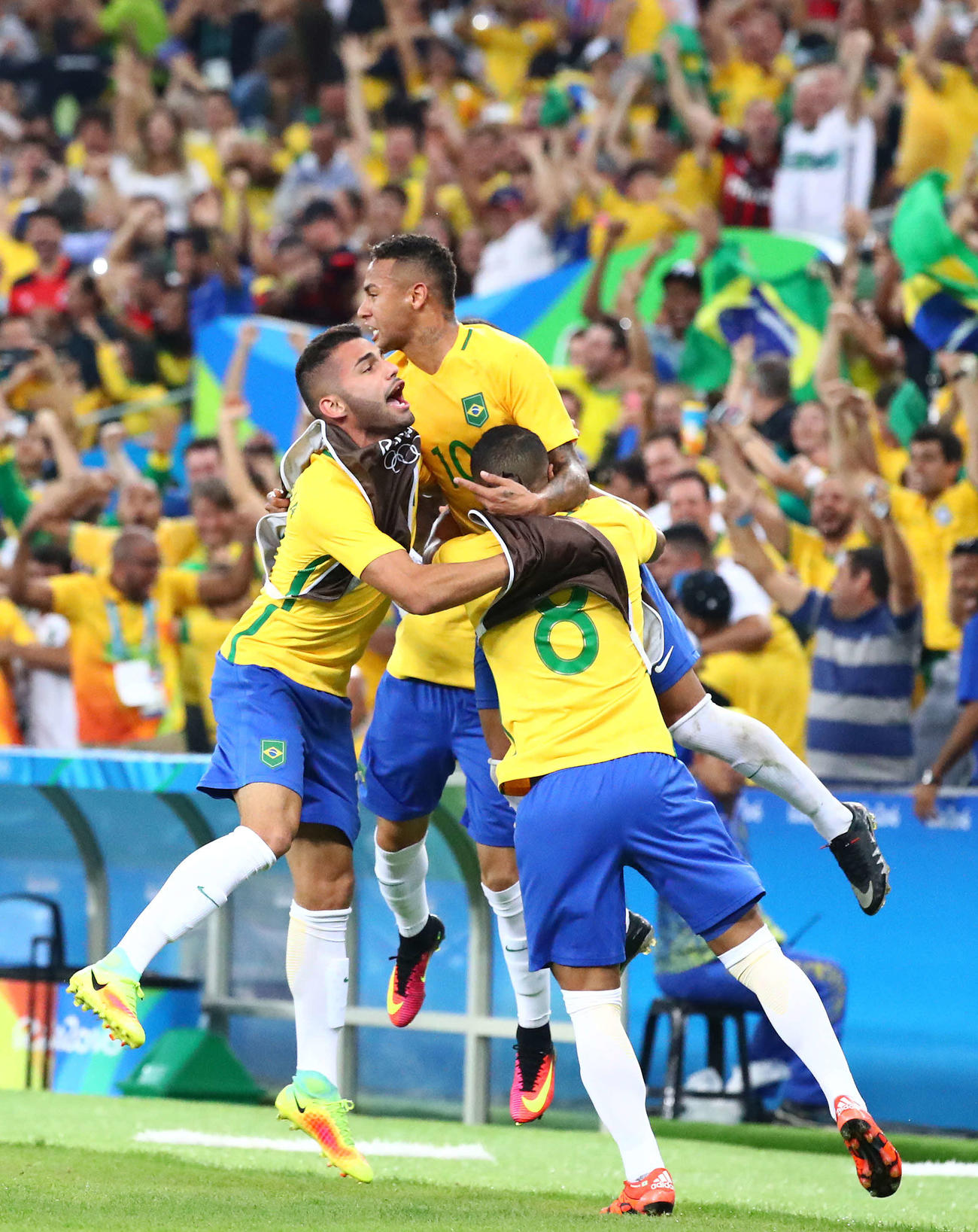 リオ五輪サッカー男子決勝　前半26分、FKで先制ゴールを決めイレブンと抱き合うブラジルのネイマール