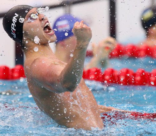 08年8月、北京五輪・競泳男子100メートル平泳ぎ決勝で、58秒91の世界新で優勝し、ガッツポーズする北島康介