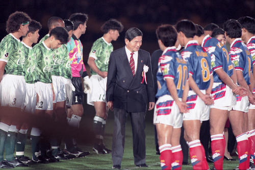 93年5月、Jリーグが開幕。V川崎－横浜M戦で両イレブンを激励する川淵三郎チェアマン