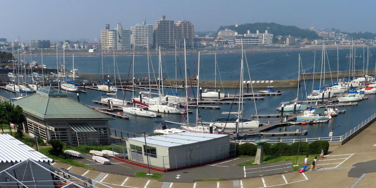 クルーザーの泊地も、すでに移動した艇が多く通常より数が少ない