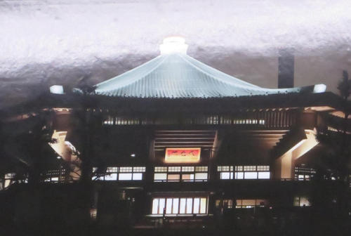 世界初の金色に輝くLED照明を導入した日本武道館（撮影・峯岸佑樹）