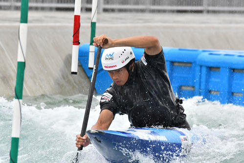 カヌー・スラロームセンターで練習する日本代表の羽根田（日本カヌー連盟提供）