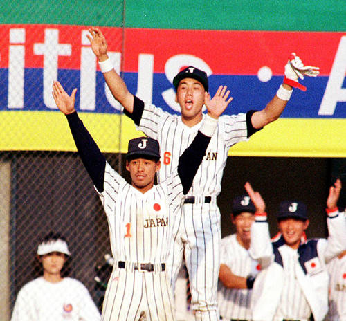 88年9月、ソウル五輪　日本対台湾　得点が入り、ジャンプして大喜びする西正文（手前）と野村謙二郎