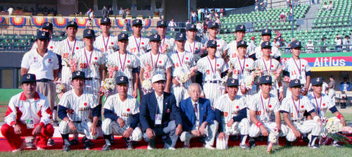 88年9月、ソウル五輪の米国戦後に記念撮影する日本代表。前列右から2人目が西正文氏