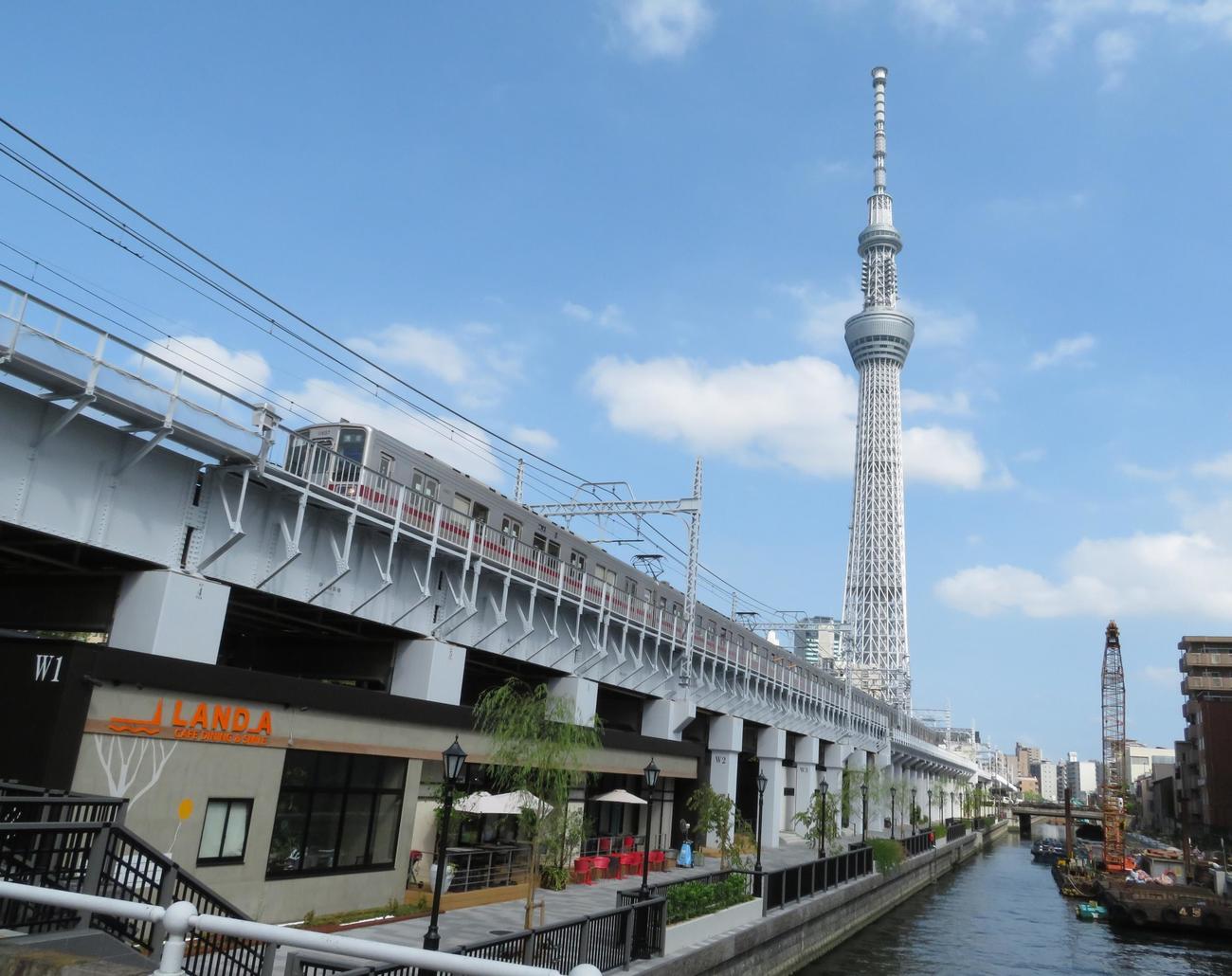 東武スカイツリーラインの高架下に整備された東京ミズマチ（撮影・峯岸佑樹）