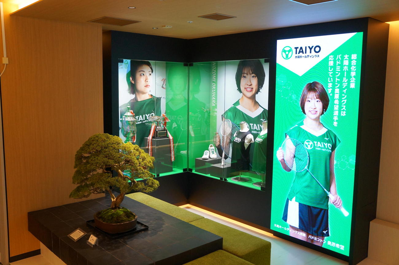 太陽ホールディングス社内にある、奥原の展示ブース（太陽ホールディングス提供）