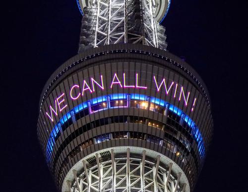 展望デッキに投影されたメッセージ（東武タワースカイツリー提供）