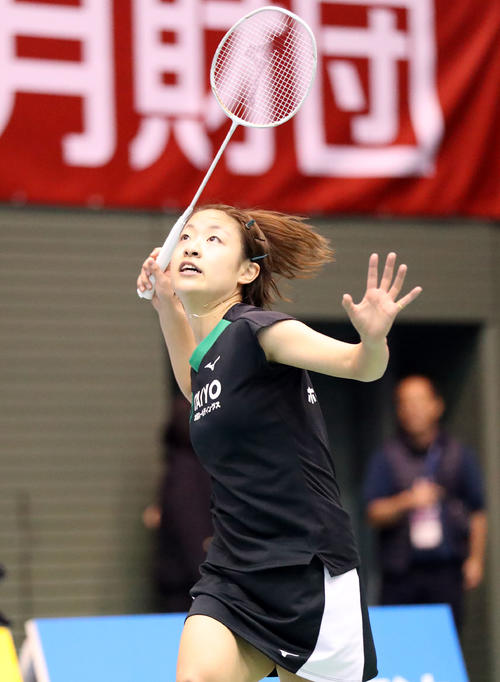 19年11月、バドミントン全日本総合選手権・女子シングルス準々決勝の大家夏稀戦で、フォアで打ち返す奥原希望