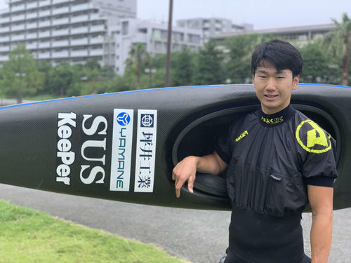 ムーンクラフト製のカヌー艇を抱える東京五輪男子スラローム代表の足立（ムーンクラフト提供）